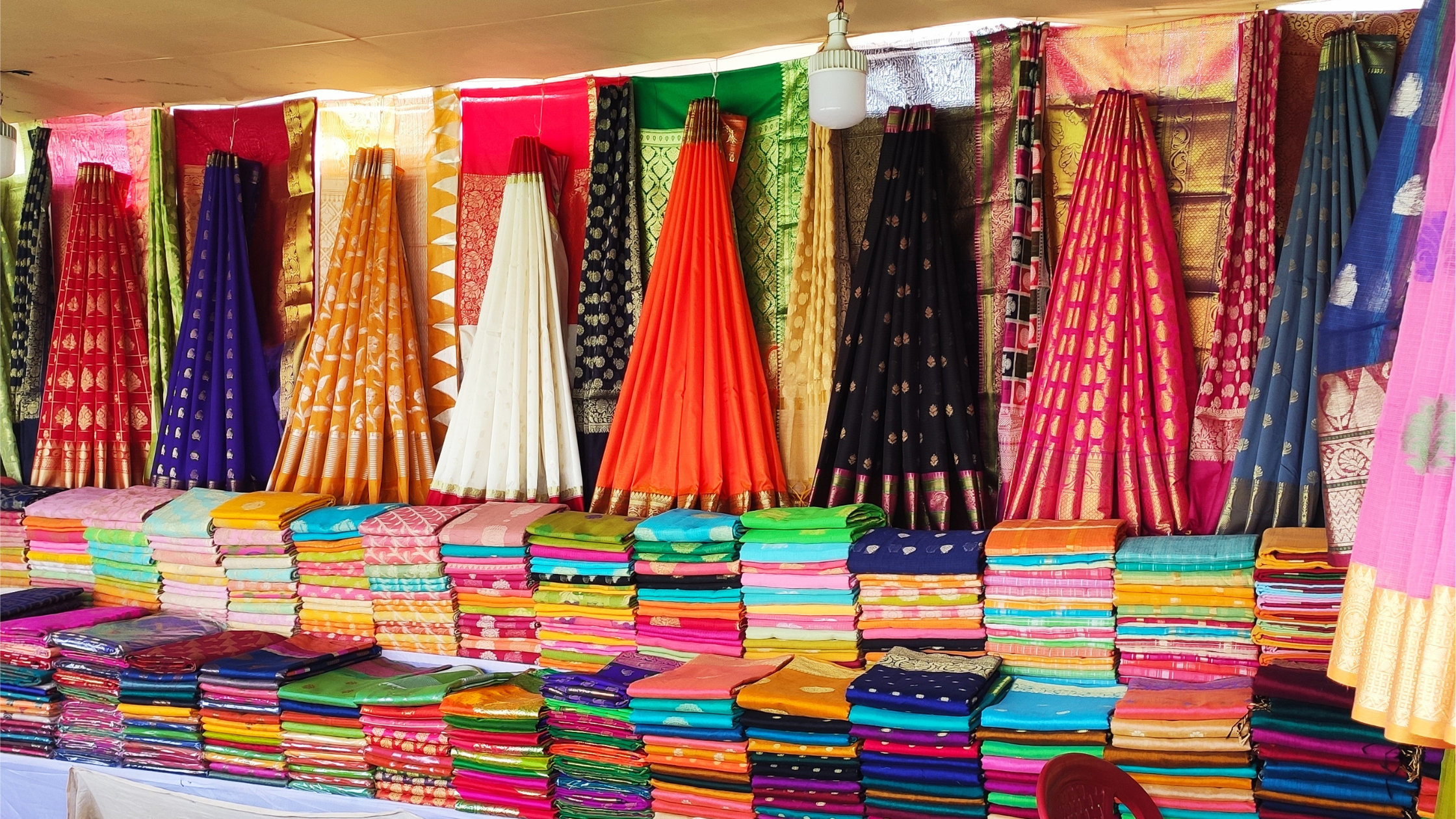 Read more about the article Traditional Indian Handicrafts: Where to Buy Authentic Souvenirs