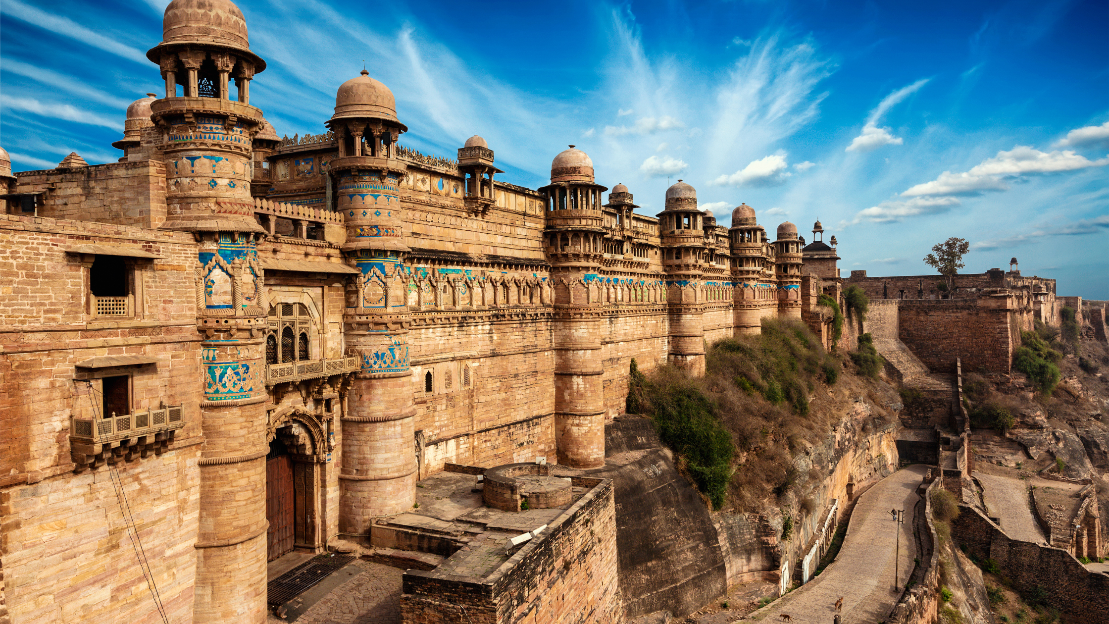 You are currently viewing Exploring India’s Iconic Forts and Palaces: A Step Back in Time